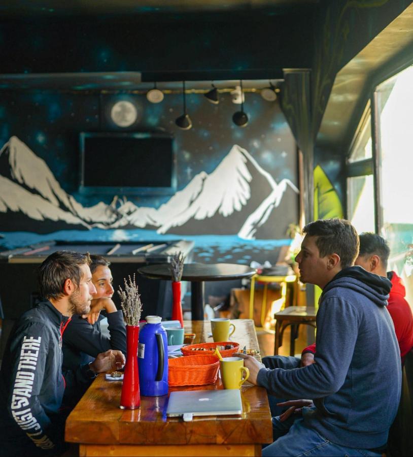 Moving Hostel Travel Bar San Carlos de Bariloche Bagian luar foto