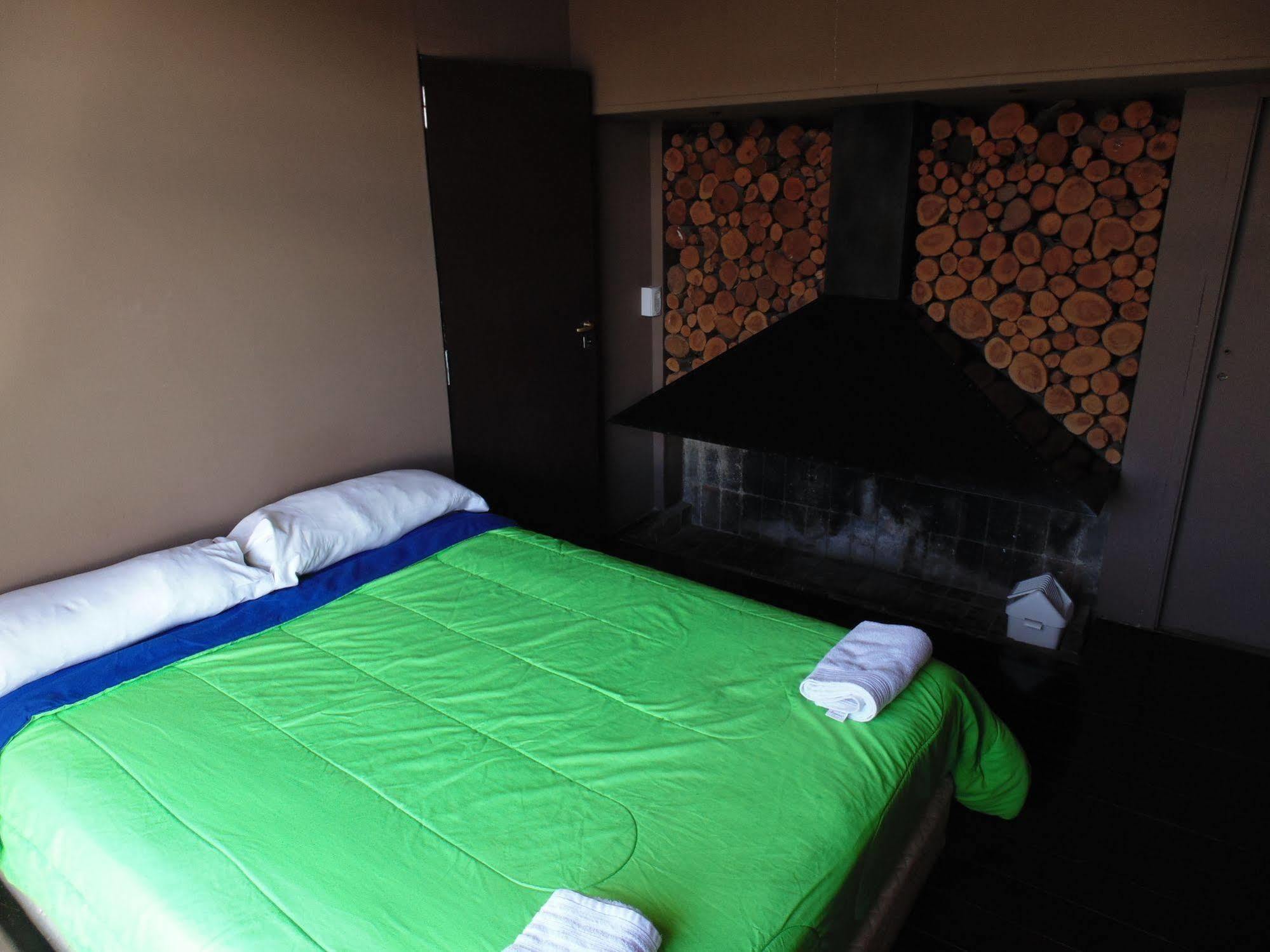 Moving Hostel Travel Bar San Carlos de Bariloche Bagian luar foto